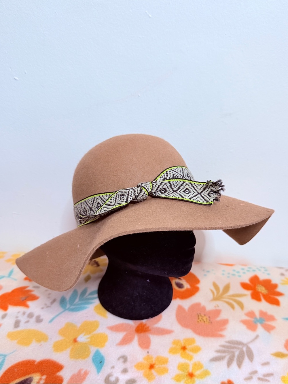 Bearpaw TAWNY ROUND BRIM HAT Tan new with tags!